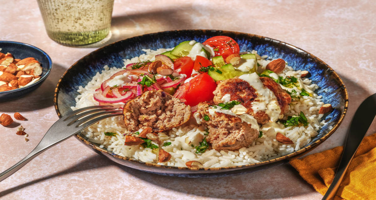 Kipköfte met labneh en kruidenolie met rijst, sumak-uien en salade