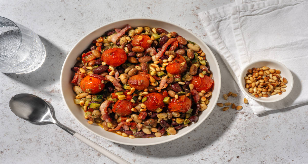 Bowl de haricots, lardons & crème de basilic avec des légumes de saison & des pignons