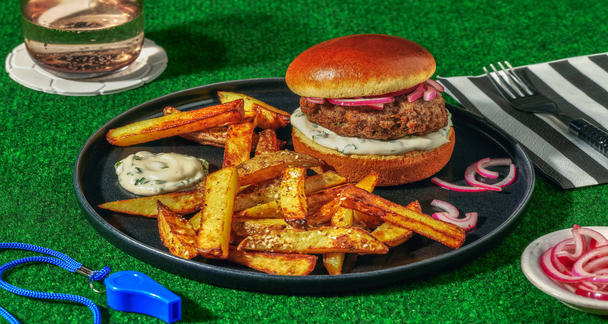 Burger du numéro 10 : bœuf au zaatar & aïoli avec des pickles d'oignon & des frites