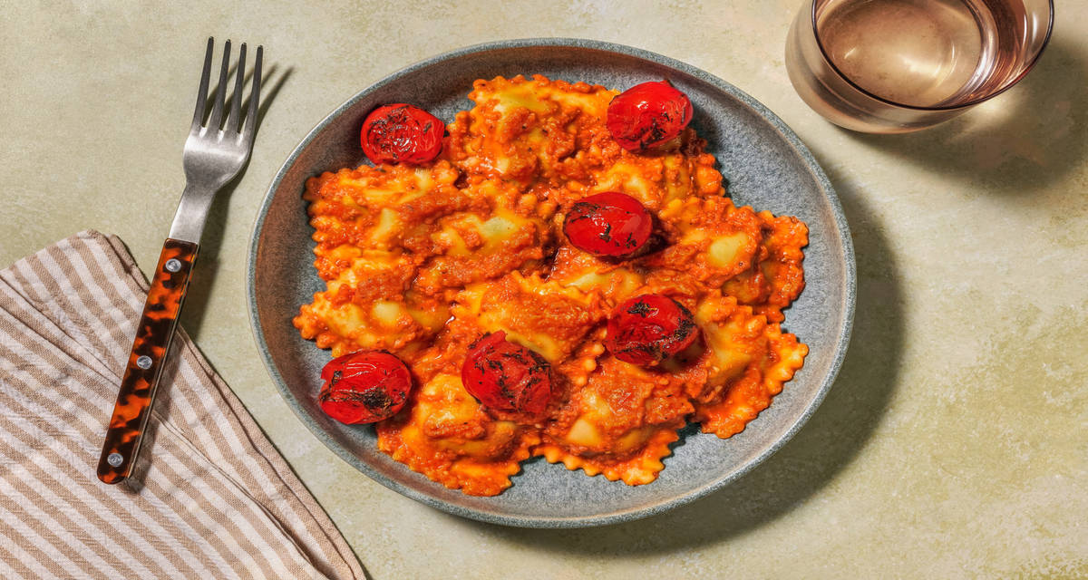 Ravioli ‘nduja au pesto rosso maison avec des tomates cerises rôties