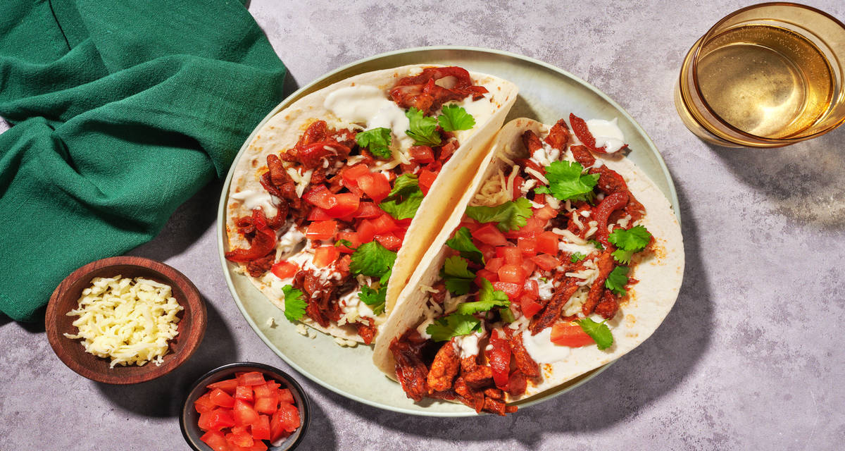 Tacos de porc à la mexicaine & cheddar garni de poivron, tomate & paprika fumé