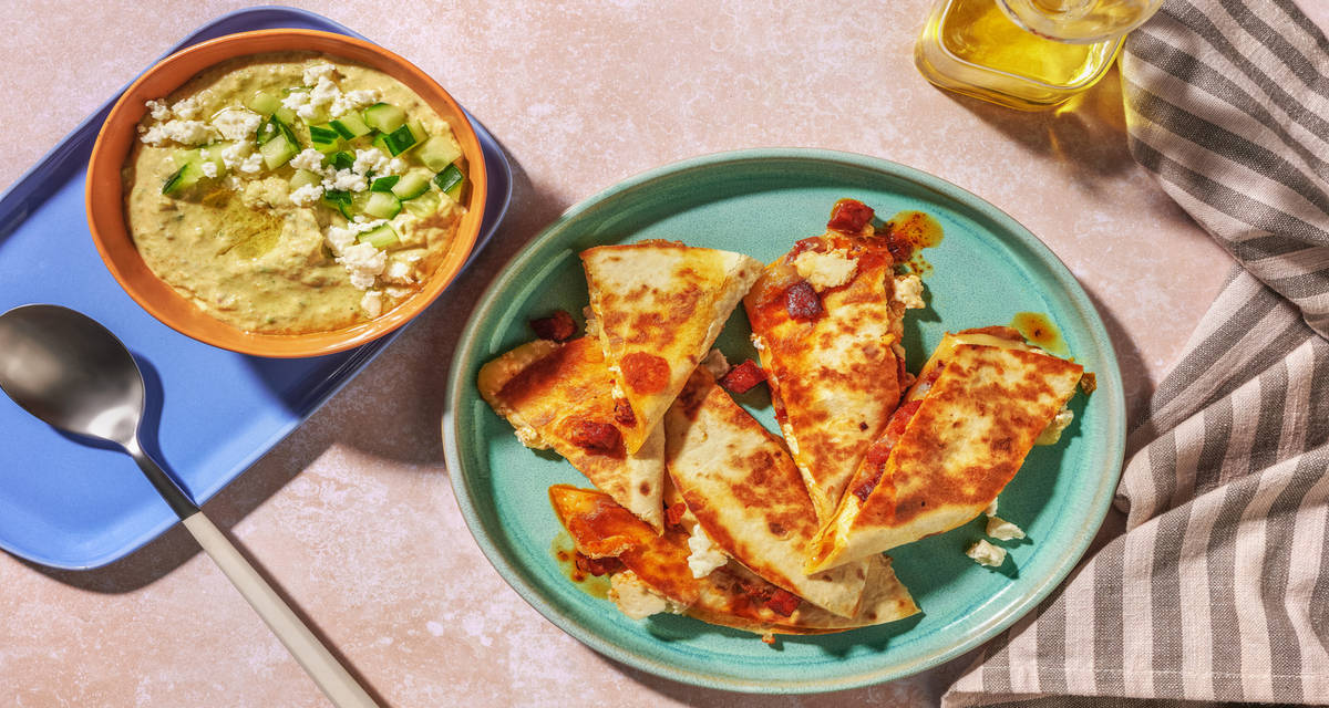 Tortillas complètes au chorizo & duo de fromages avec une crème d'avocat, concombre & citron