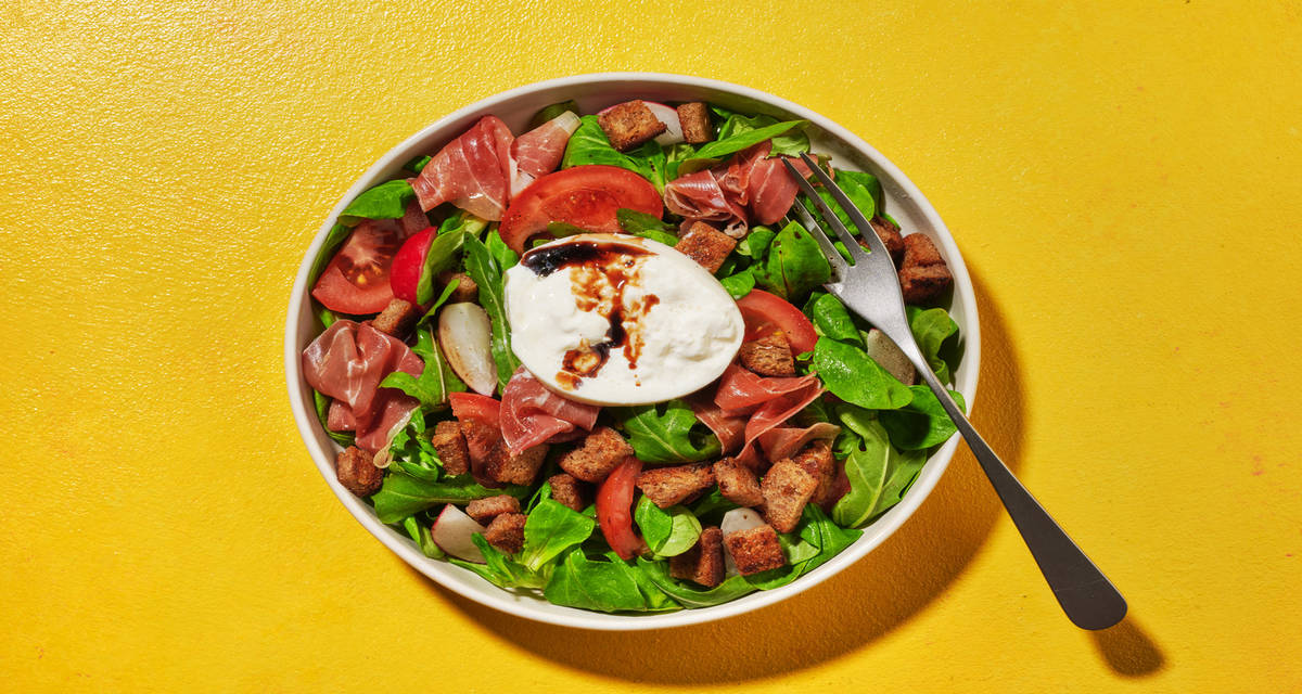 La Capri : burrata, prosciutto crudo & tomate avec des radis & des croûtons à l'ail