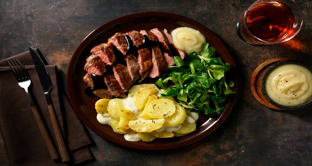 Entrecot de ternera con milhojas cremoso de patatas con compota de manzana y ensalada de canónigos
