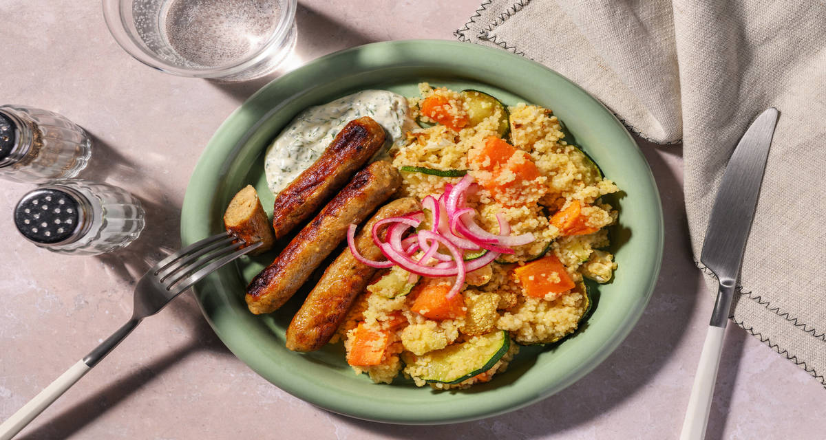 Saucisses végé, sauce au yaourt et semoule légumes rôtis et oignon mariné