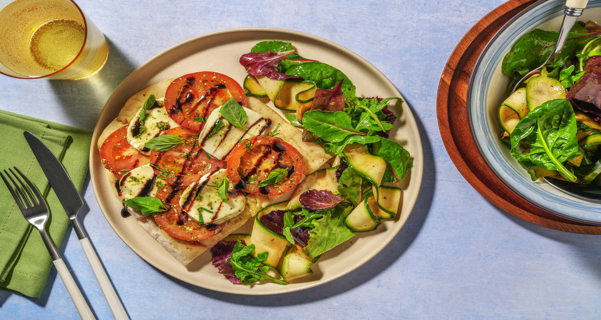 Pinsa Caprese : tomate, mozza & basilic avec une salade de courgettes & de l'origan