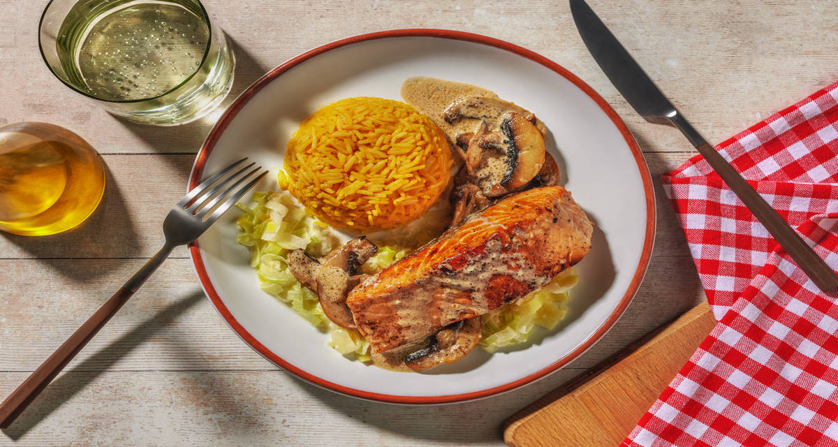 Truite à la normande & sauce forestière avec du riz parfumé au curcuma & oignons
