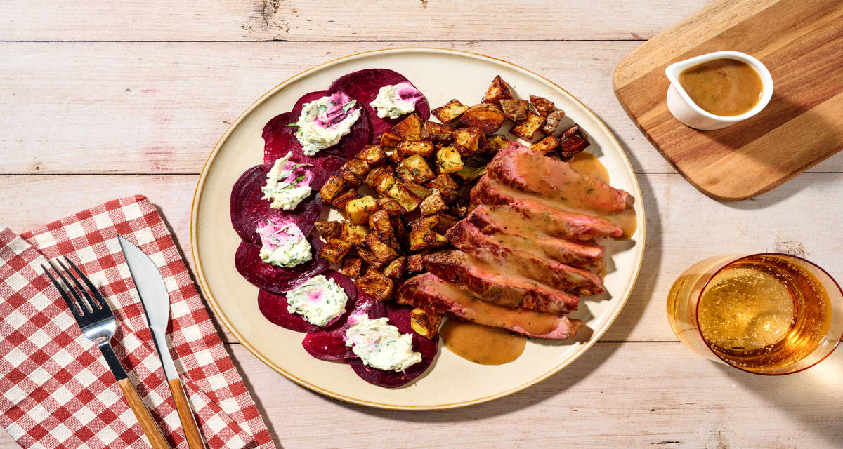 Bœuf & carpaccio de betterave du comptoir avec des pommes de terre rissolées