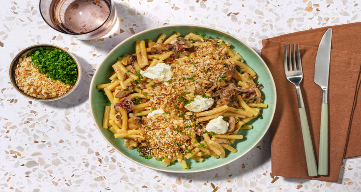 Macaroni aux oignons confits & chèvre avec un pangrattato & des champis