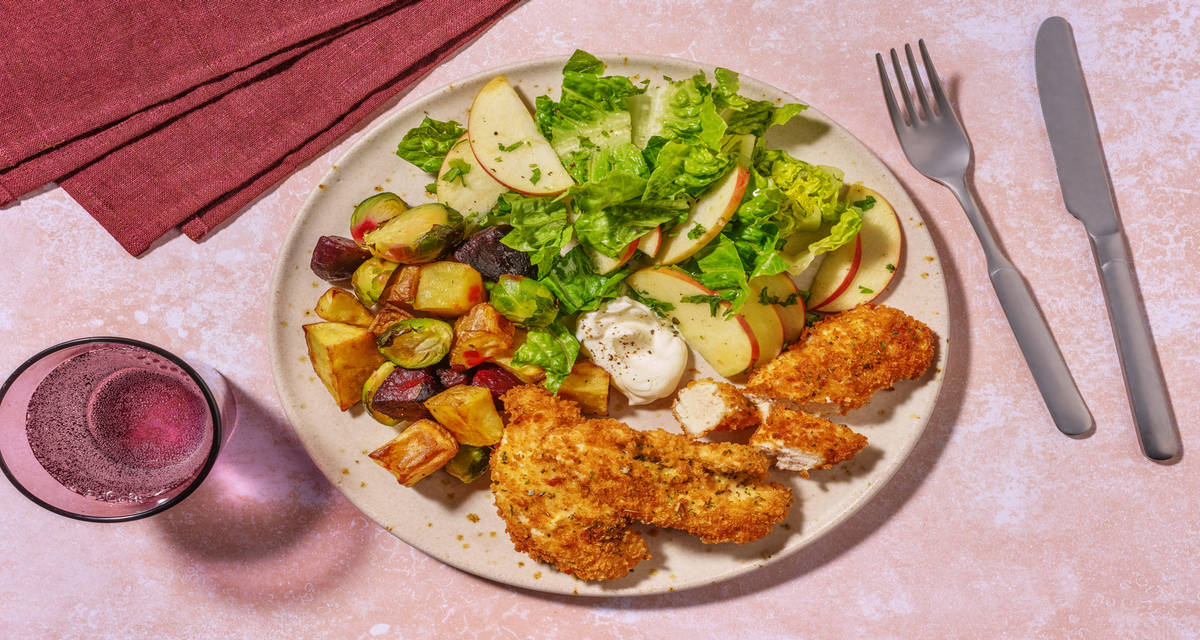 Krispig kyckling och ugnsrostade grönsaker med äppelsallad och citrondressing