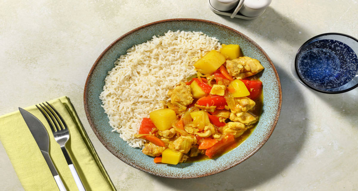 Curry suave japonés de pollo con patatas con verduras y arroz basmati