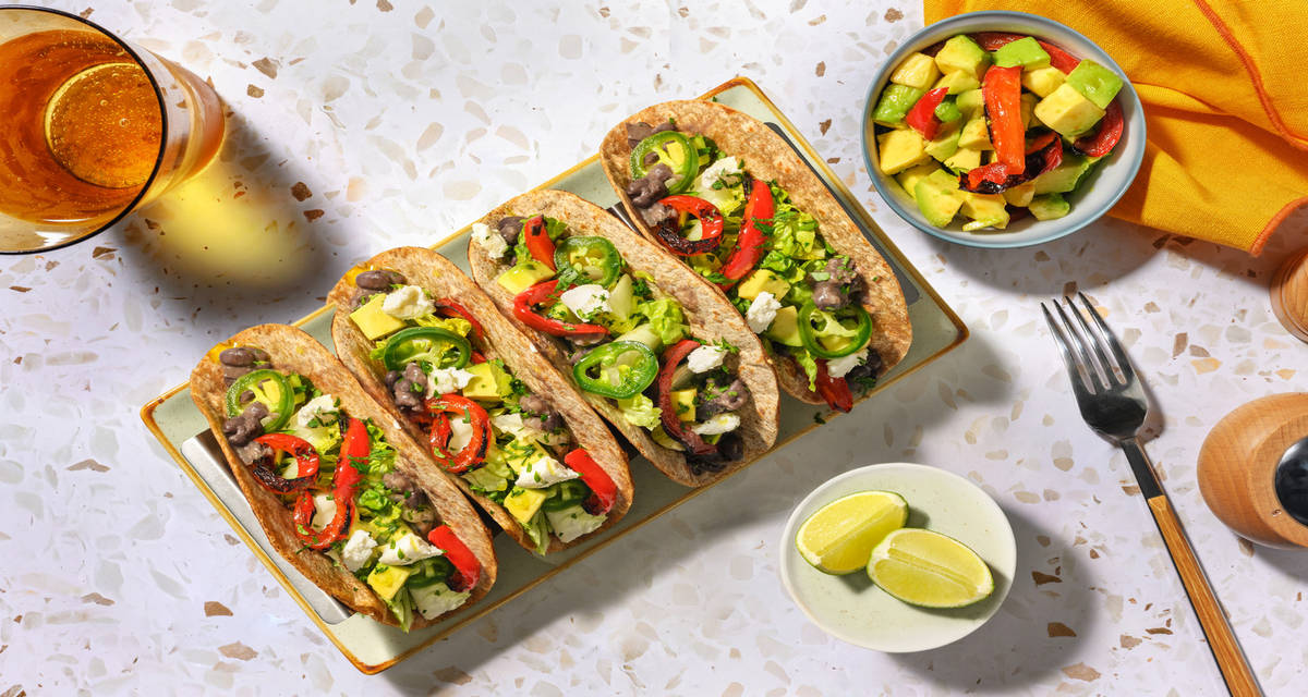 Tacos au chèvre, avocat et haricots noirs jalapeño mariné et salade acidulée