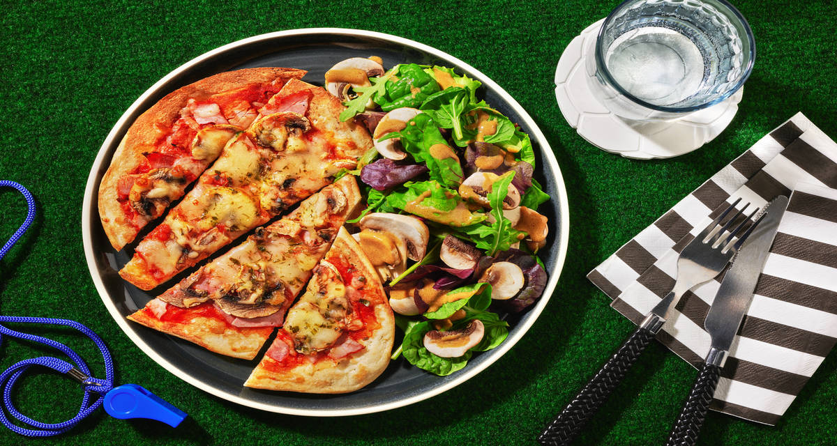Pizza naan décisive : jambon & champignons avec de l'origan & une salade