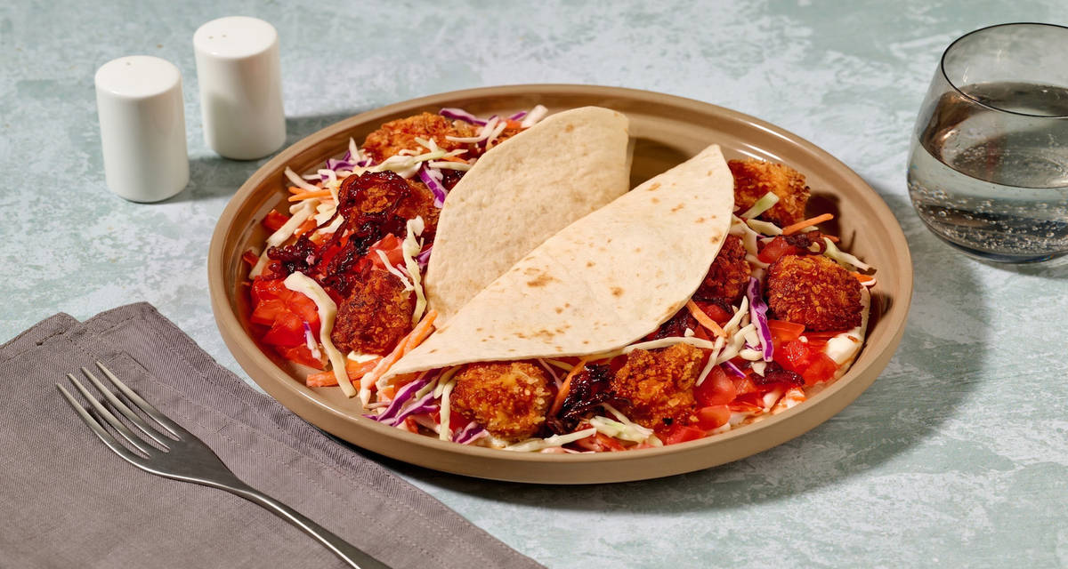 Tacos de poulet Label Rouge au paprika fumé avec de la tomate & une sauce yaourt-aïoli