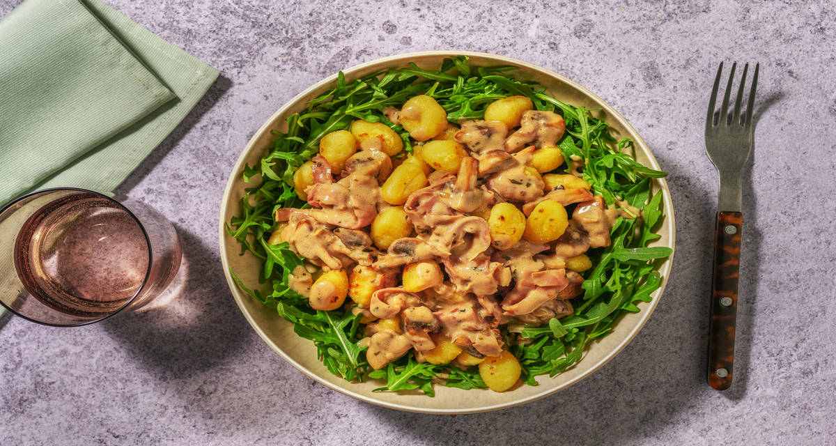 Gnocchi au prosciutto & champis sauce avoine avec des épices à l'italienne & une salade