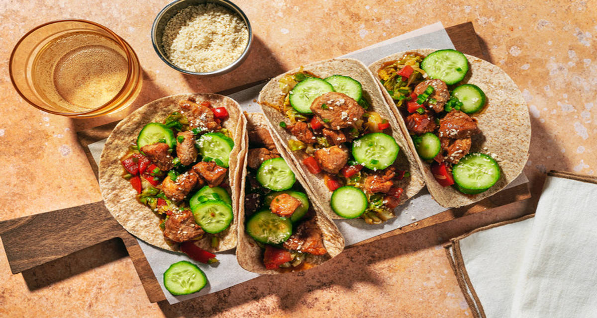 Tortillas au porc laqué & concombre aigre-doux sauce au gingembre, chou pointu et gomasio