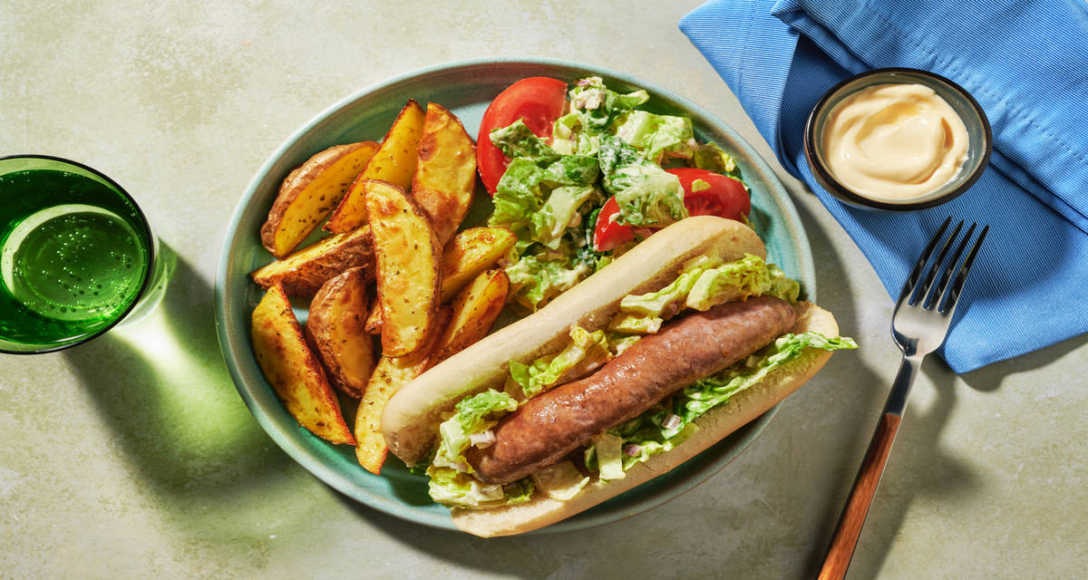 Hot dog saucisse, béarnaise & potatoes avec un coleslaw de sucrine & tomate