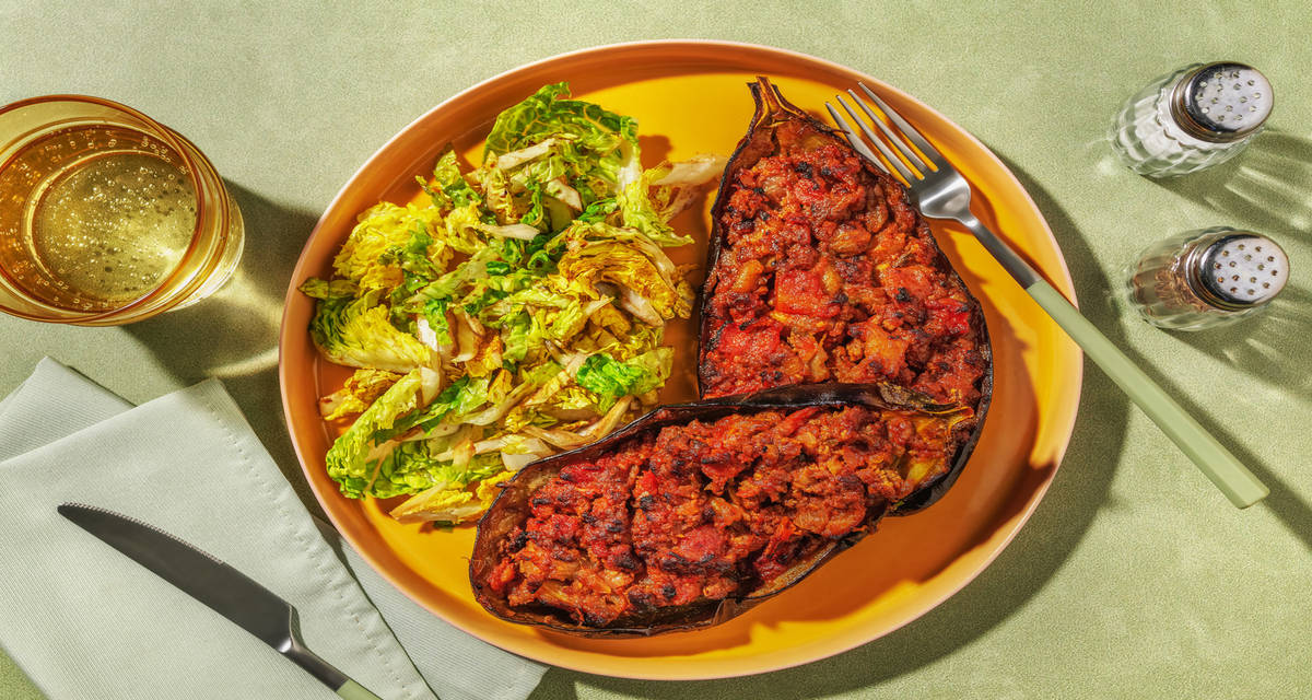 Aubergine farcie de bœuf aux saveurs orientales avec une sucrine fraîche