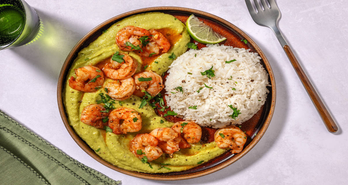 Mazzancolle su guacamole di avocado e peperoni con spezie Cajun, riso Basmati e coriandolo