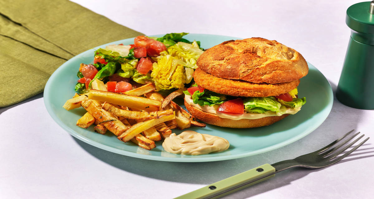 Veggie kipburger met knoflook-Grana Padano-saus met rozemarijn-pastinaakfrietjes en salade