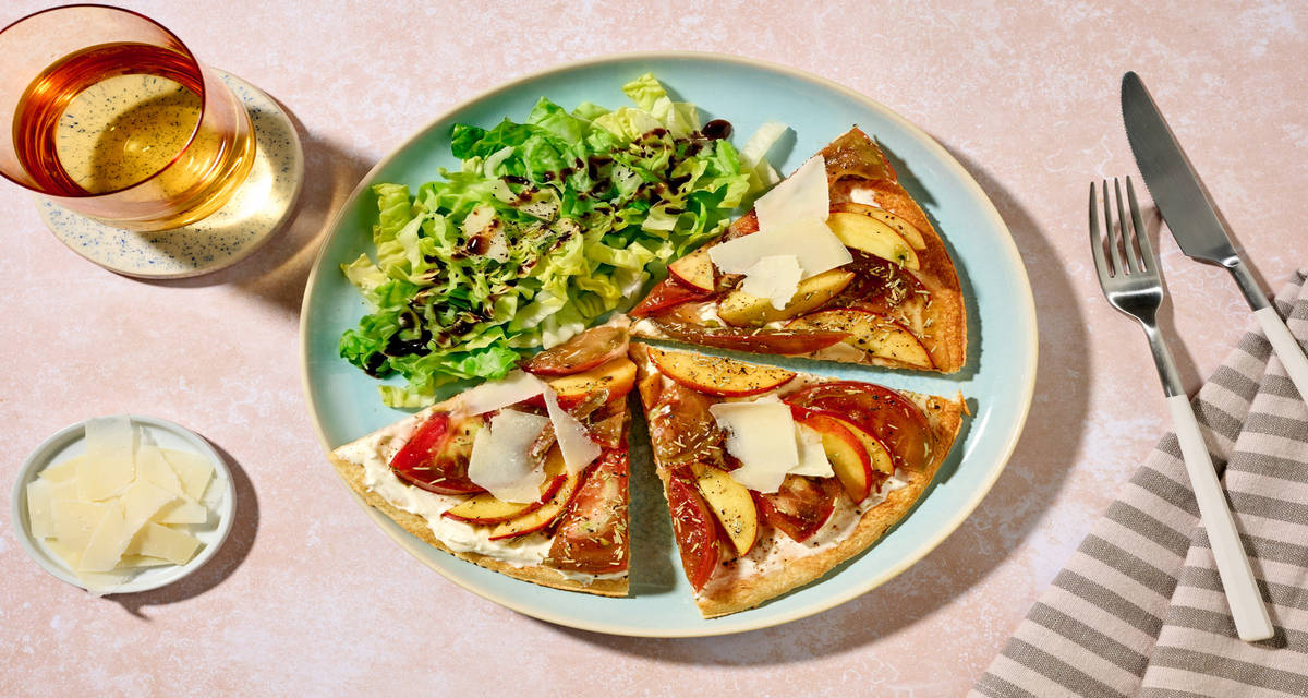 Tarte ensoleillée : nectarines & tomate côtelée avec une pâte sans gluten & du romarin
