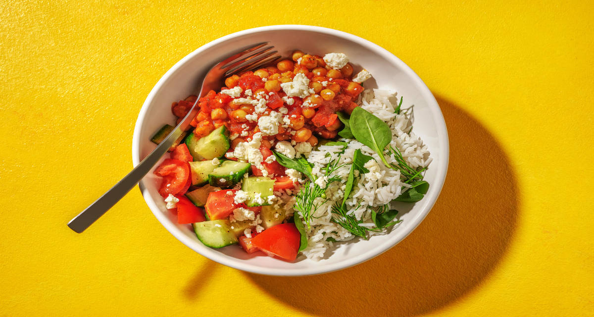 Snabb medelhavskryddad kikärtsbowl med grekisk ost och färsk dill