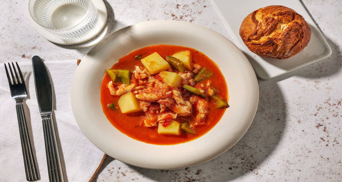Spansk bacalao i tomatsauce fra Leon-regionen med kartofler, frisk chili og ristede surdejsboller