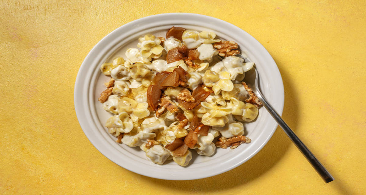 Fiorelli de setas exprés con salsa de queso azul con pera caramelizada, nueces y miel