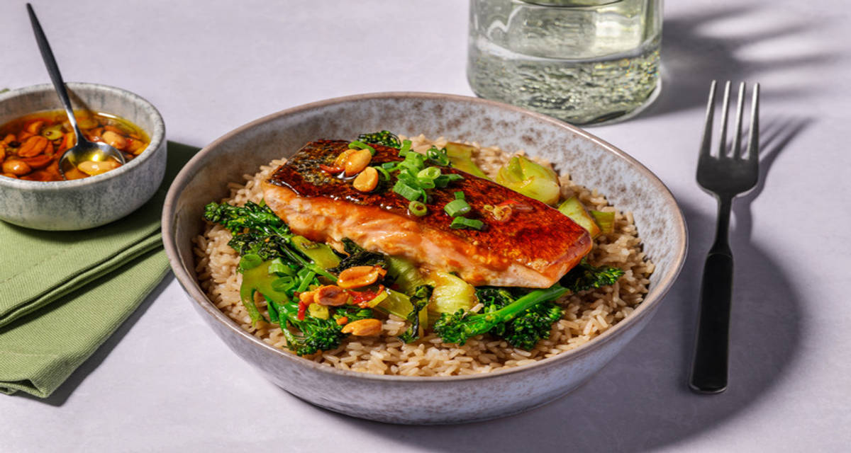 Saumon et huile pimentée à la cacahuète, broccolini riz brun, pak-choï et oignon nouveau