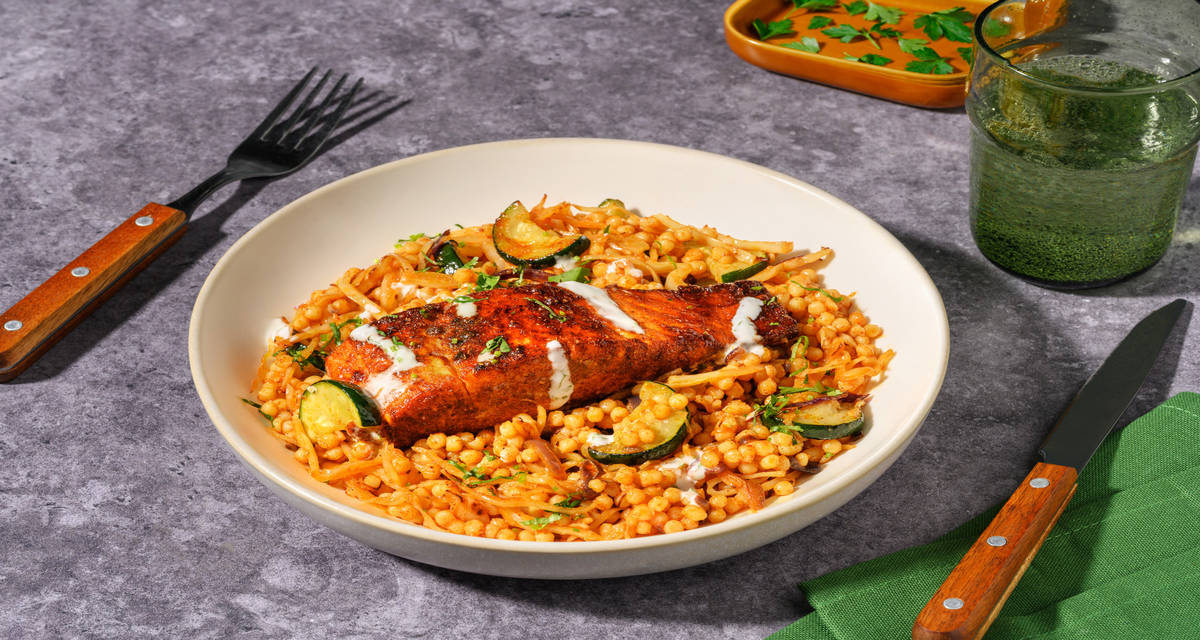 Saumon pili-pili laqué & sauce yaourt coriandre couscous perlé et légumes rôtis