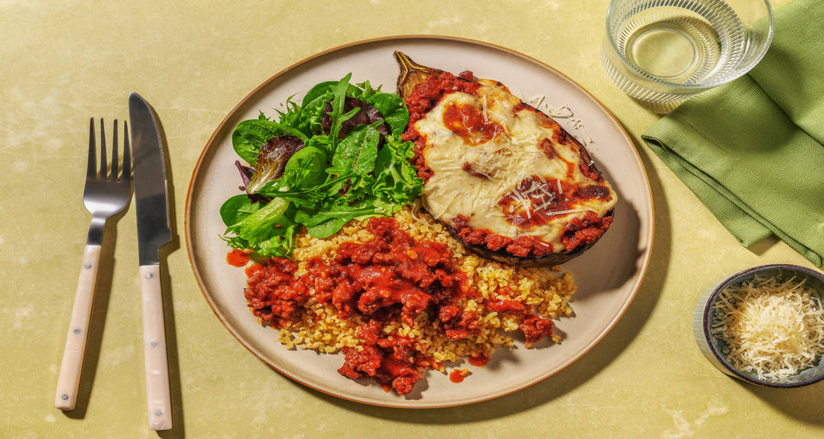 Grekiska papoutsakia: nötfärsfylld aubergine med bulgur och grönsallad