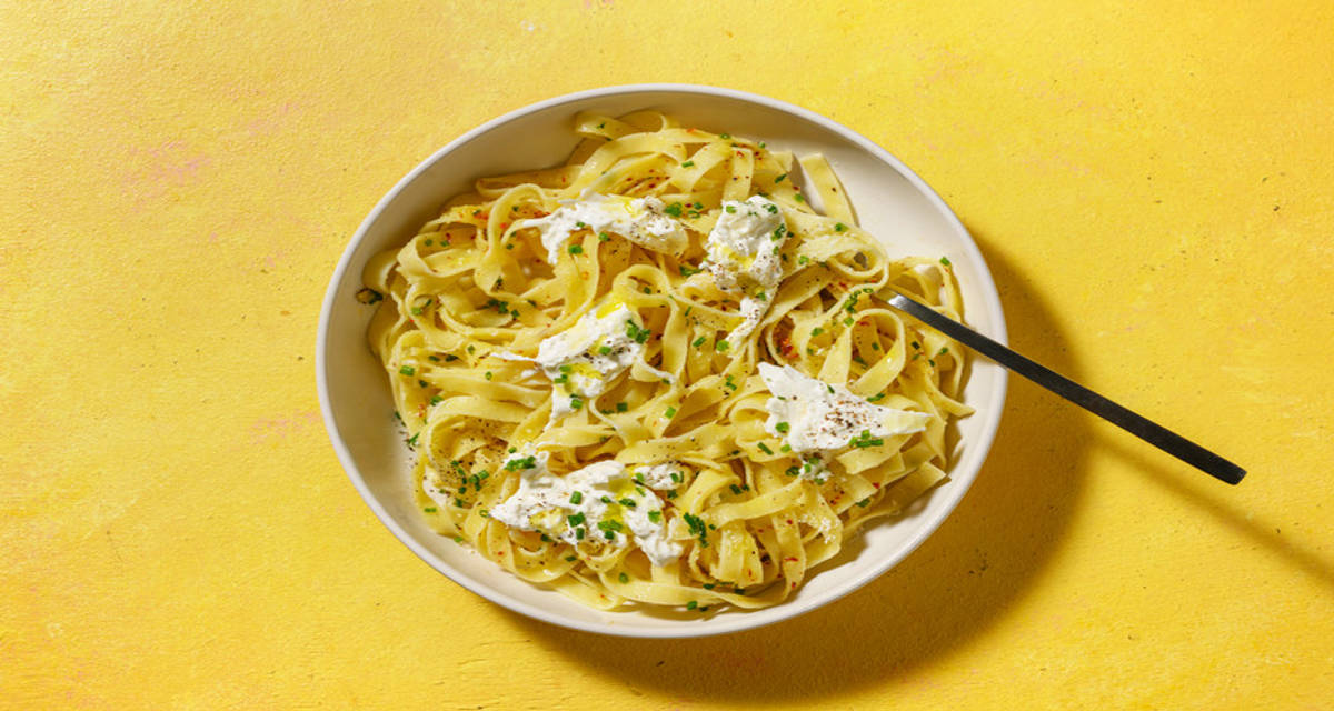 Tagliatelle exprés al limón con langostinos y burrata italiana con cebollino fresco y pecorino