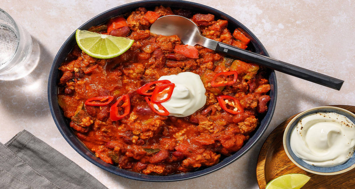 Chili hot di carne, fagioli rossi e peperoni con salsa yogurt, lime e spezie