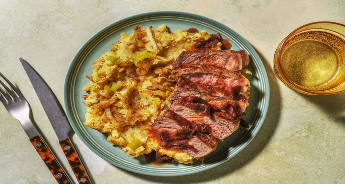Steak met zelfgemaakte uiensaus met aardappelpuree met venkel, prei en rozemarijn