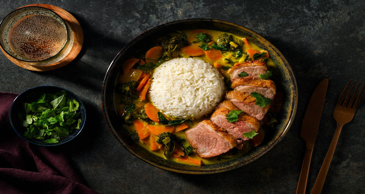 Filet de canard grillé, curry à la thaï & riz avec du brocoli & des herbes fraîches