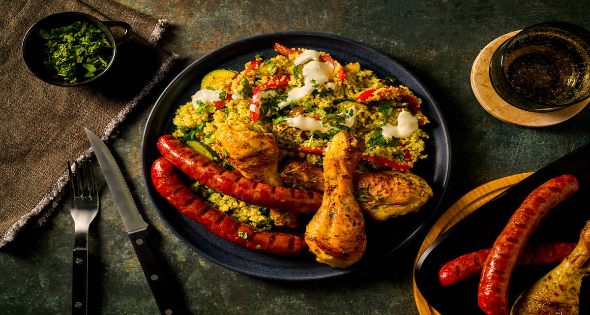 Place au BBQ : merguez, poulet & légumes grillés garni de sauce zhoug-coriandre & couscous