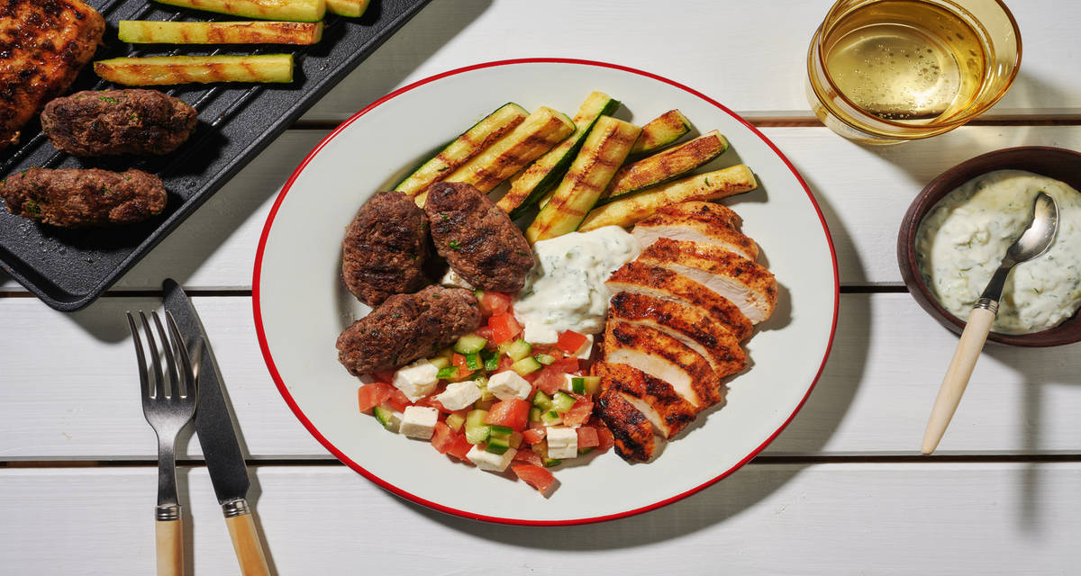 Place au BBQ grec : souvlaki & keftas au persil avec des courgettes grillées & de la raita