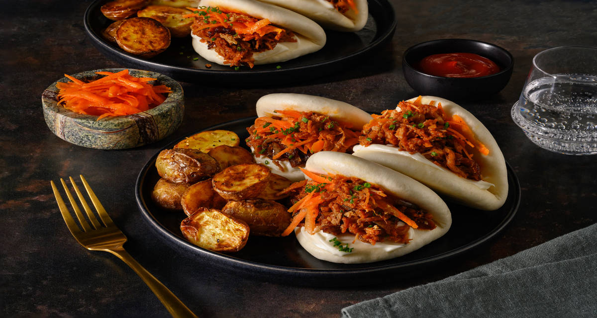 Bao pulled pork, oignons frits & sauce BBQ avec ses grenailles rôties & de l'aïoli