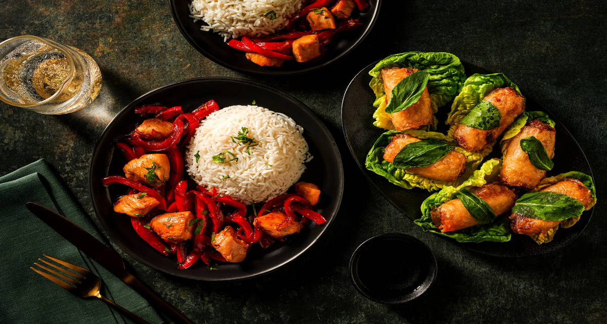 Poulet au caramel & nems façon Viêt avec des poivrons poêlés & de la menthe