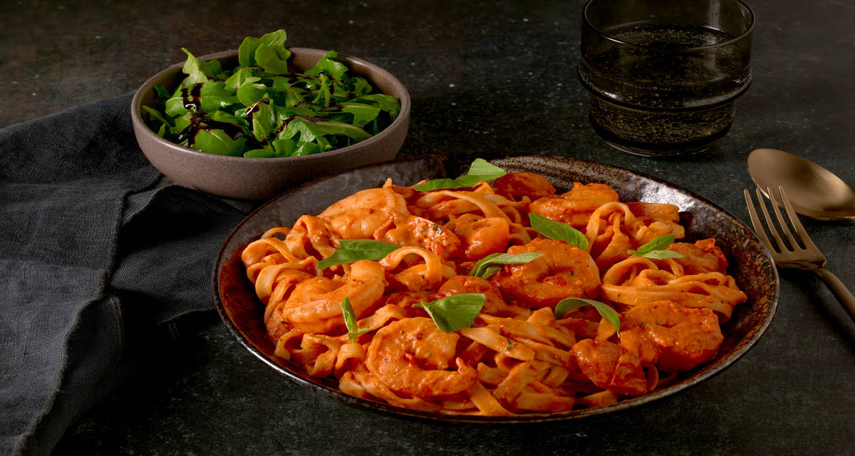 Tagliatelle à la nduja relevée & crevettes avec ses tomates cerises confites & sa salade