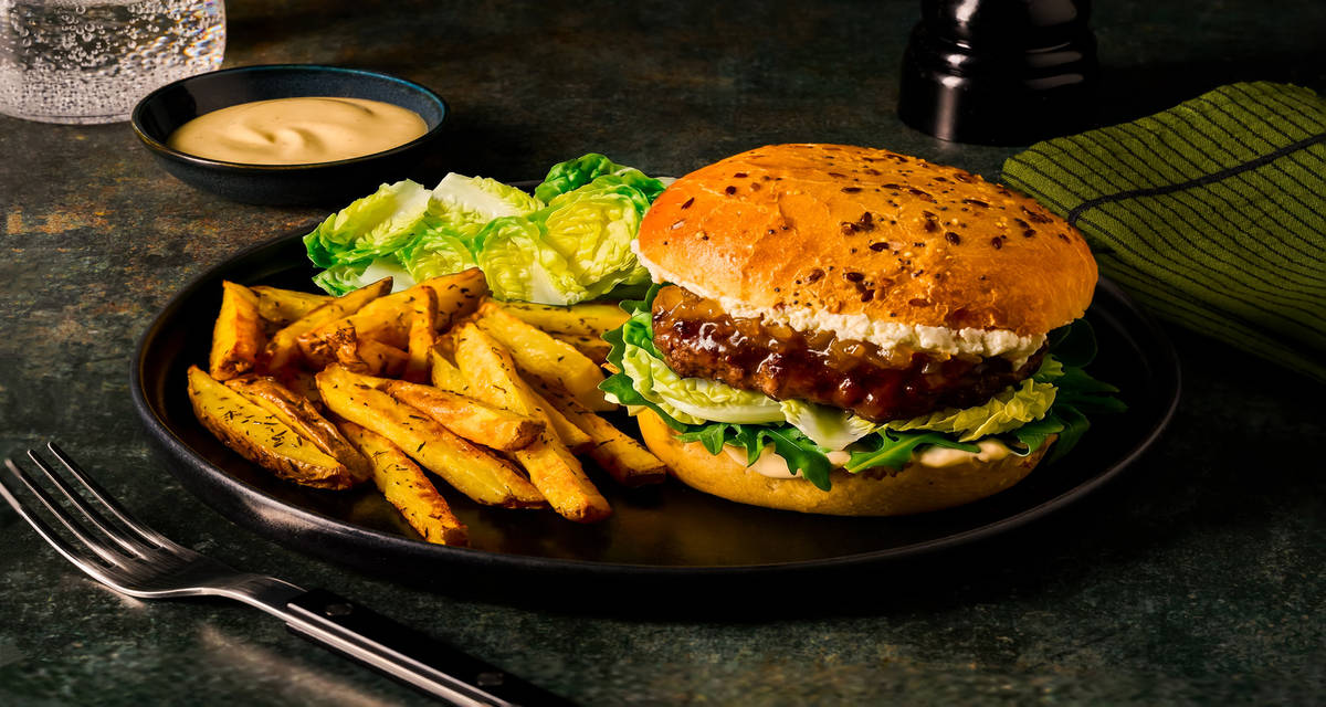 Le Chèvre-Miel : bœuf & chutney d'oignons avec des frites croustillantes & une salade