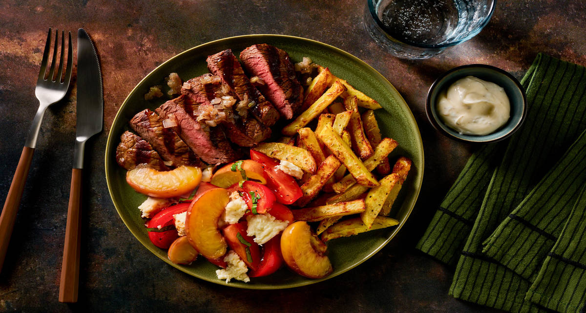 Bavette de bœuf aux échalotes confites & frites avec une salade caprese aux nectarines