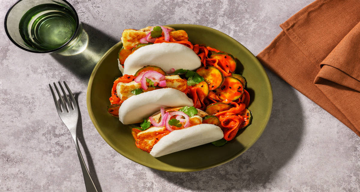 Bao buns garnis d'halloumi & salade au gochujang mayonnaise au bulgogi, coriandre et oignon mariné