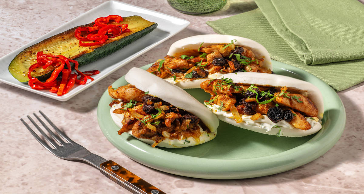 Bao buns fusion au poulet & ras el hanout courgette, raisins secs et herbes fraîches