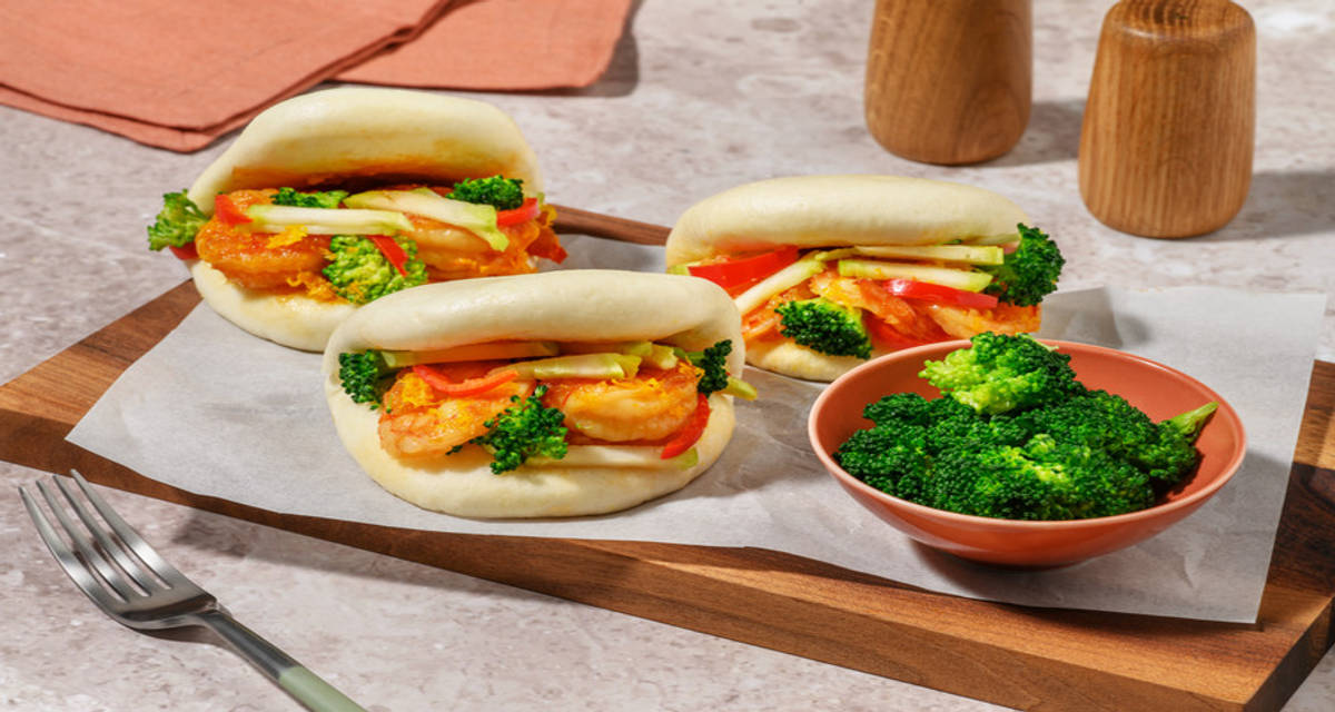 Bao buns aux crevettes acidulées slaw de brocoli, sauce asiatique et piment rouge