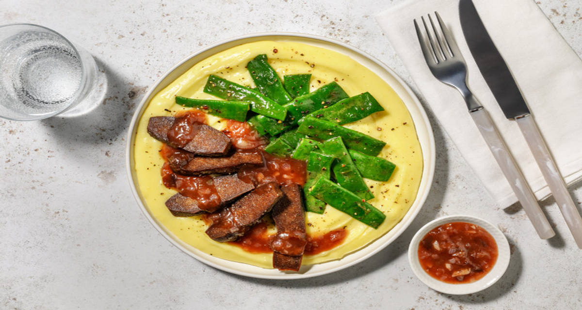 Seitán glaseado con salsa dulce de chalota y ciruela sobre parmentier de patata con judías verdes salteadas