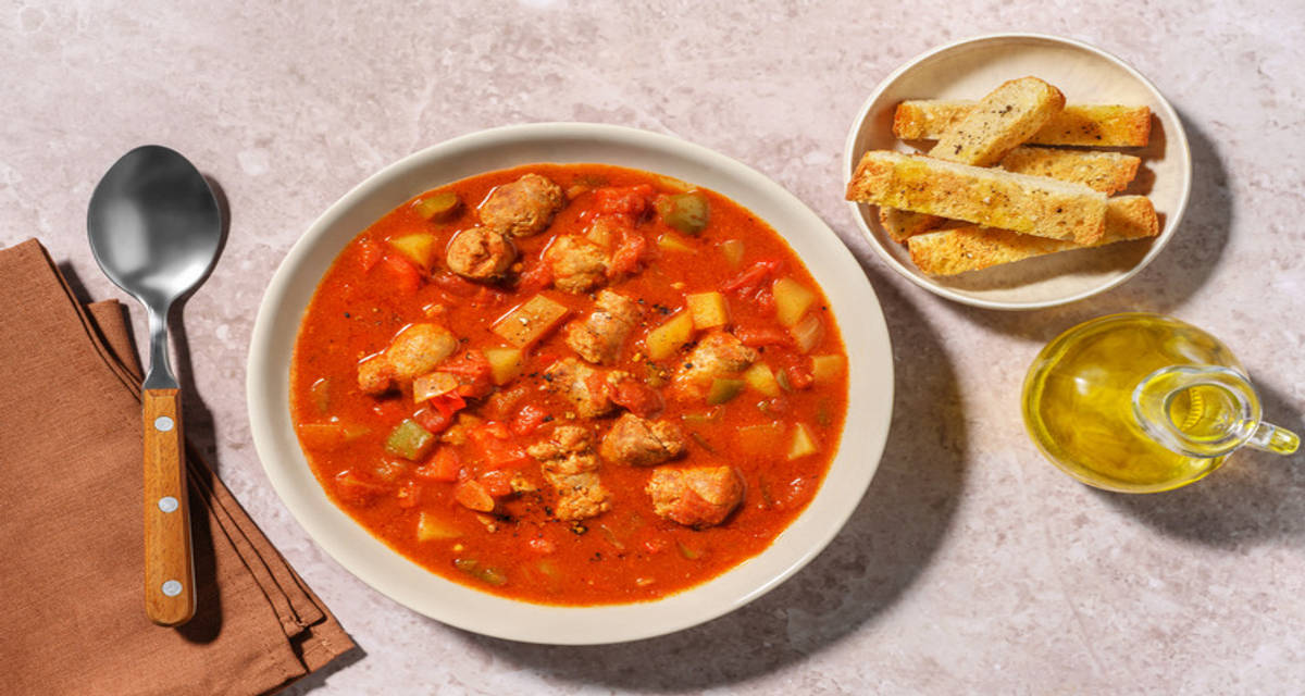 Letscho: guiso húngaro con salchichas de cerdo con verduras y tostadas de chapata