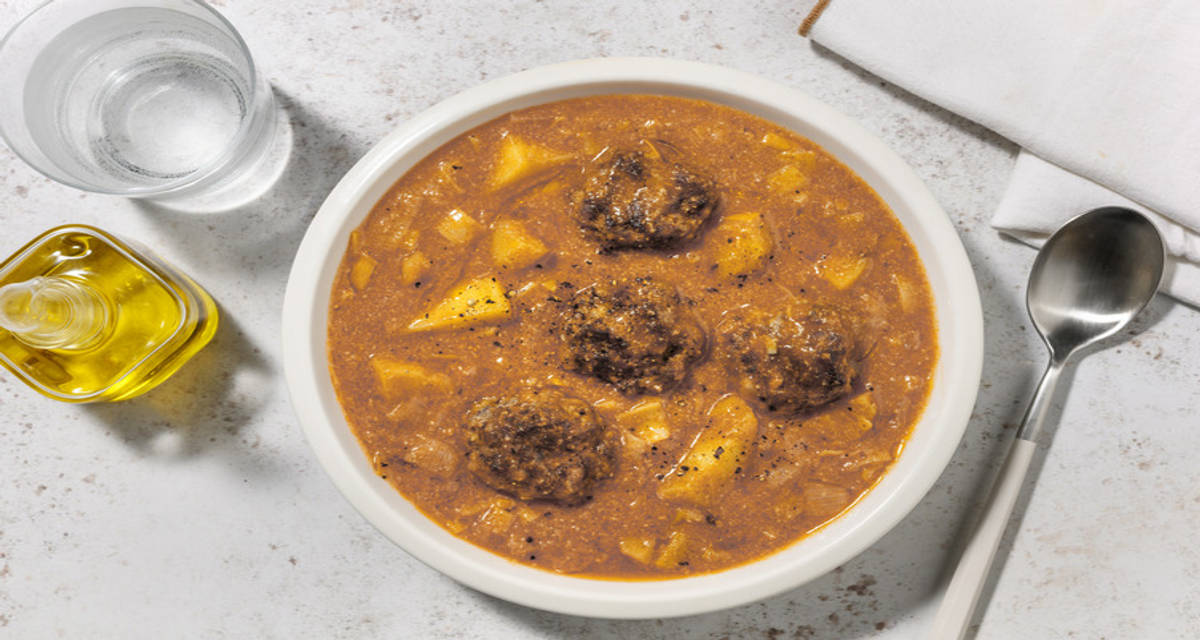 Albóndigas guisadas con picada de almendras con perejil fresco y verduras
