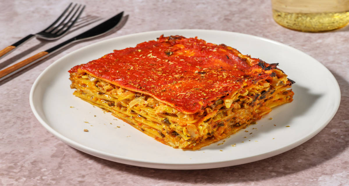 La Ortolana: lasaña de champiñones y salsa de tomate con zanahoria, cebolla y puerro