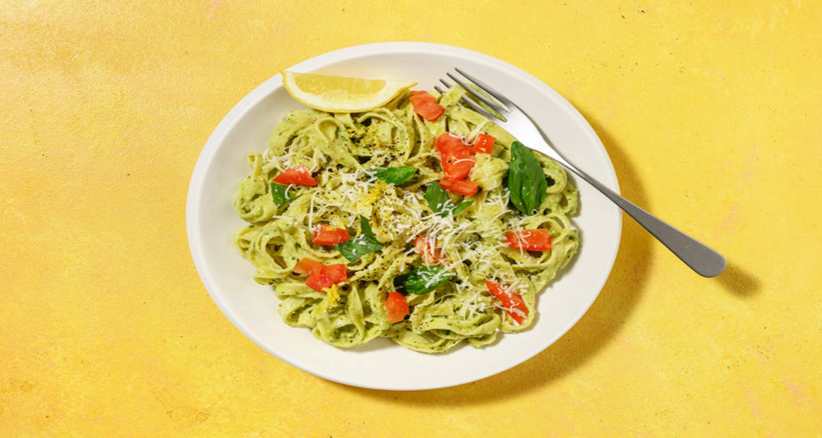 Tagliatelle al pesto cítrico de aguacate con albahaca con tomate y pecorino italiano